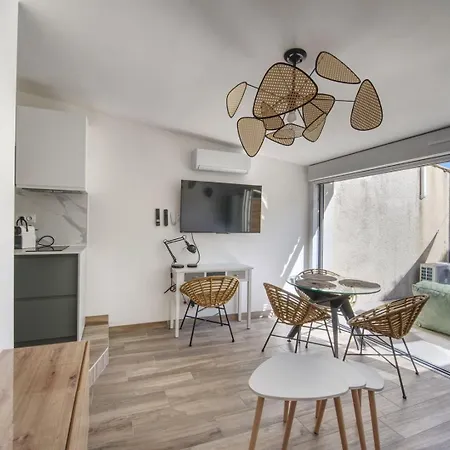 Emeraude Yourhosthelper *